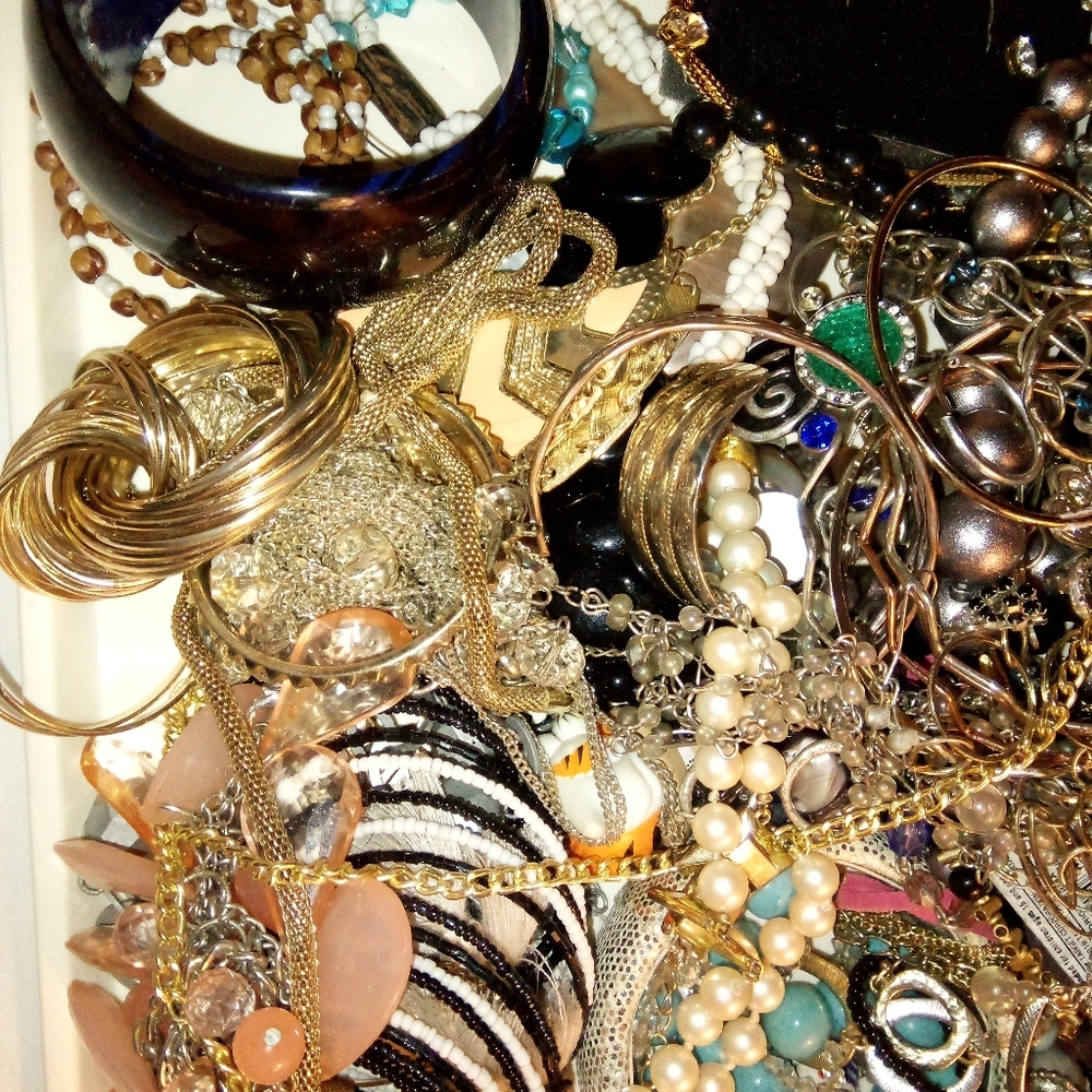 💍🔟 lbs of mixed estate auction jewelry.
